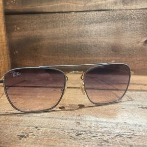Ray-Ban Caravan, grey/gold, gradient lenses.